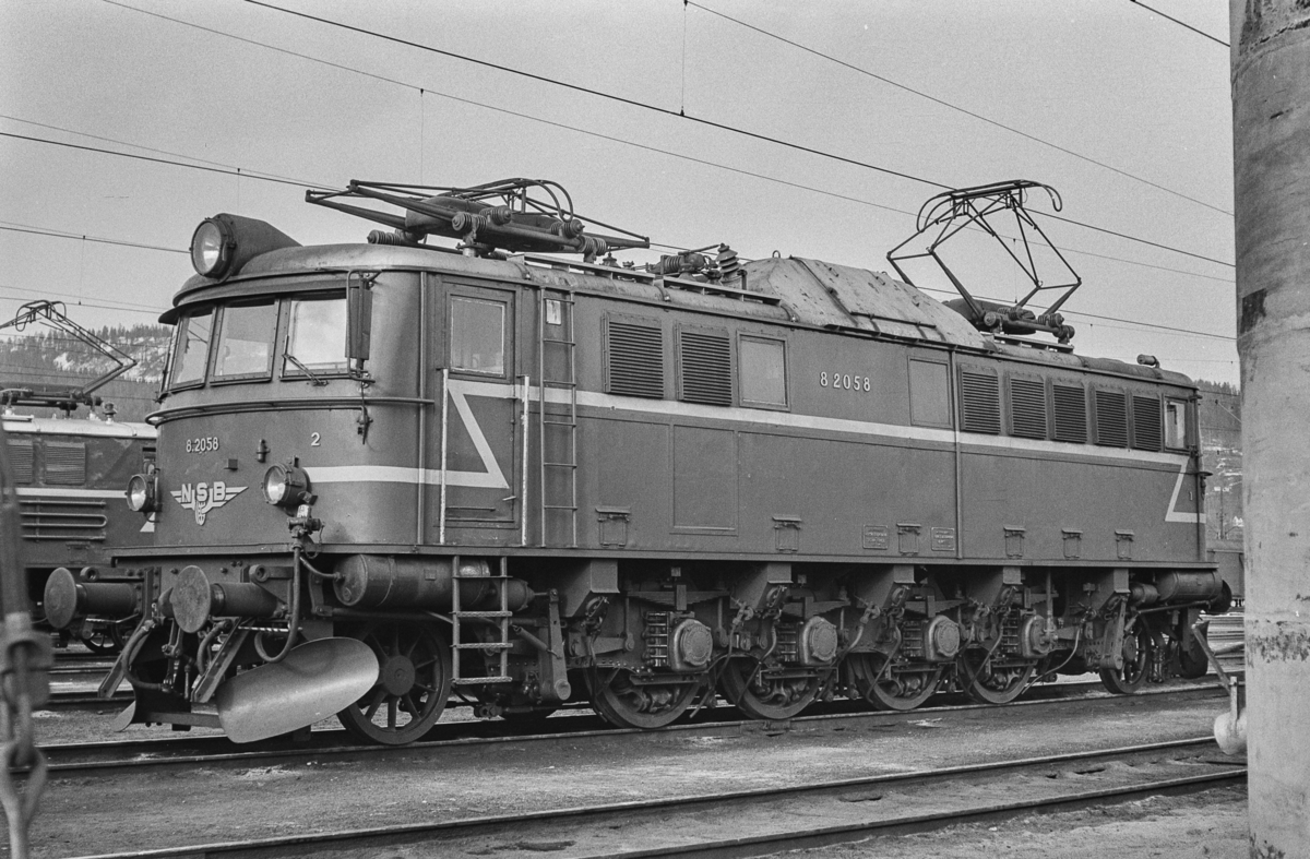 Elektrisk lokomotiv type El 8 nr. 2058 på Sundland i Drammen.