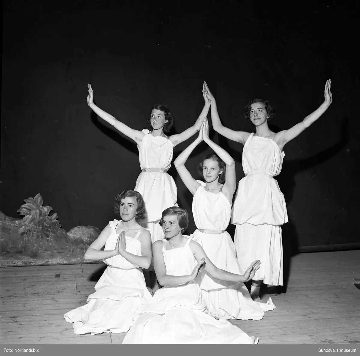 Orfeus-baletten på teatern, fem ballerinor i scenkläder.