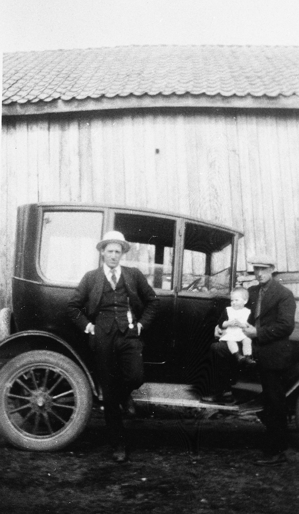 F. v. : Ukjend, Ivar Haugland (31.8.1926 - )(?) og Oskar Haugland (20.10.1898 - 29.12.1978). Ujend og bilen var på besøk.