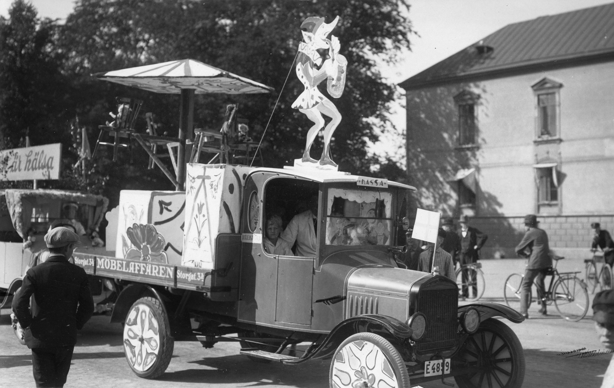 Motiv från firandet av Barnens Dag i Linköping 1927. Ett av många inslag var en skämtsam kortege genom stadens gator. På bilden har den nått Borggården.