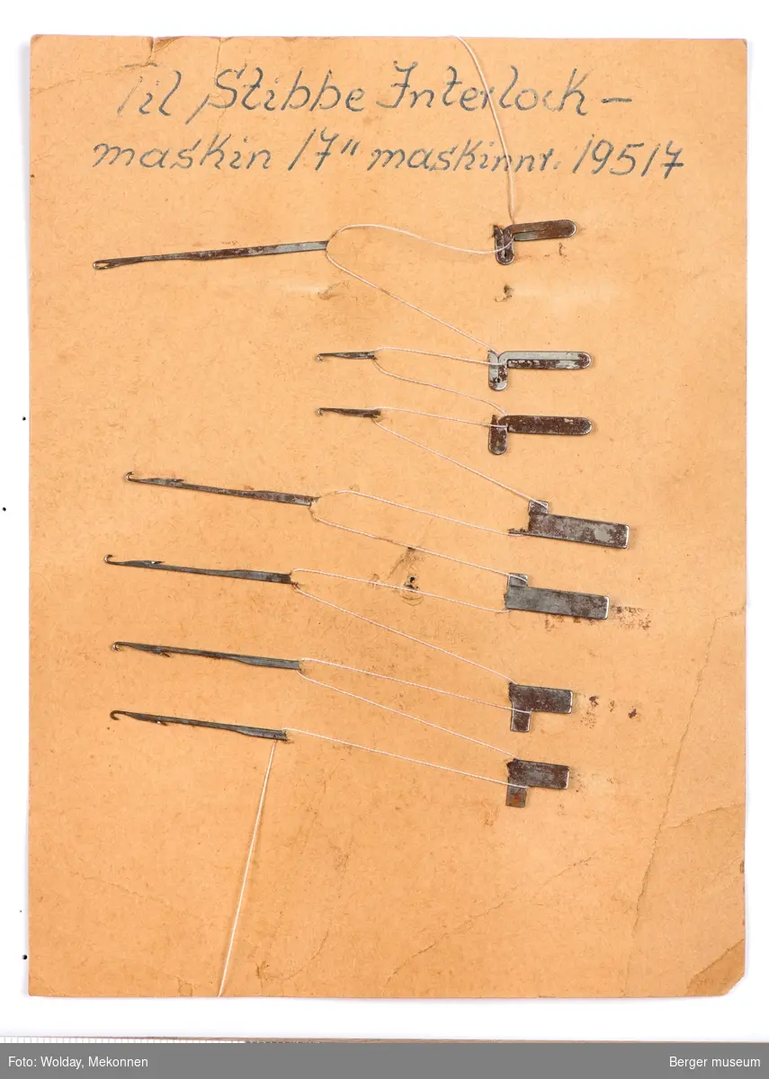 Et stivt papirark med sju nåler til strikkemaskin (Stibbe interlock).