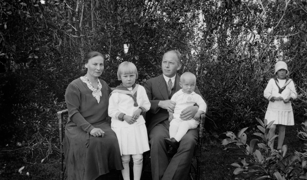 Magnhild og Arne Rølvåg med barna Petra (Motti Haugerud) og Arne Magnus Rølvåg.