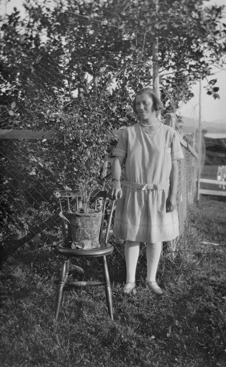 Kvinne med potteplante.