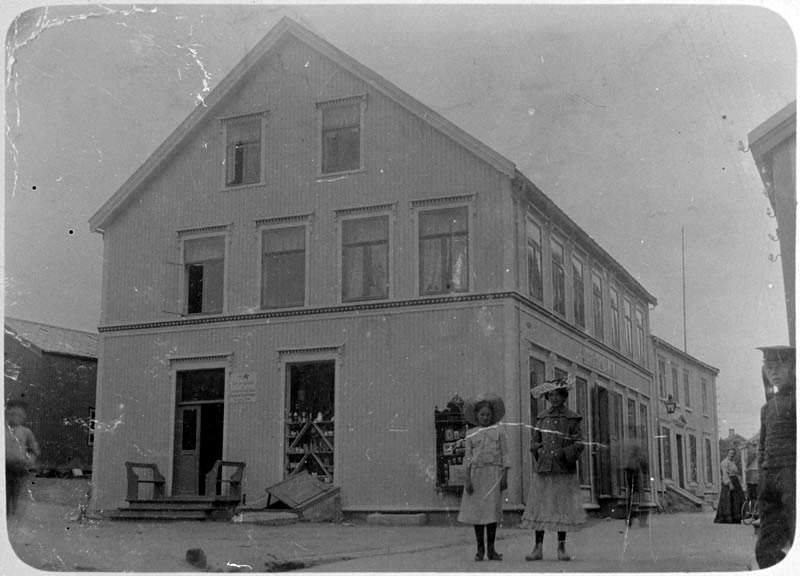 Sjøgata 22-24.Jensen-Hals hus. Jakobsens hus.
