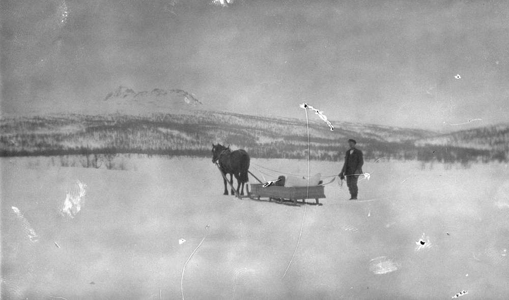Østre Krutvatn - Hest og slede på isen - Jørgen Erlandsen