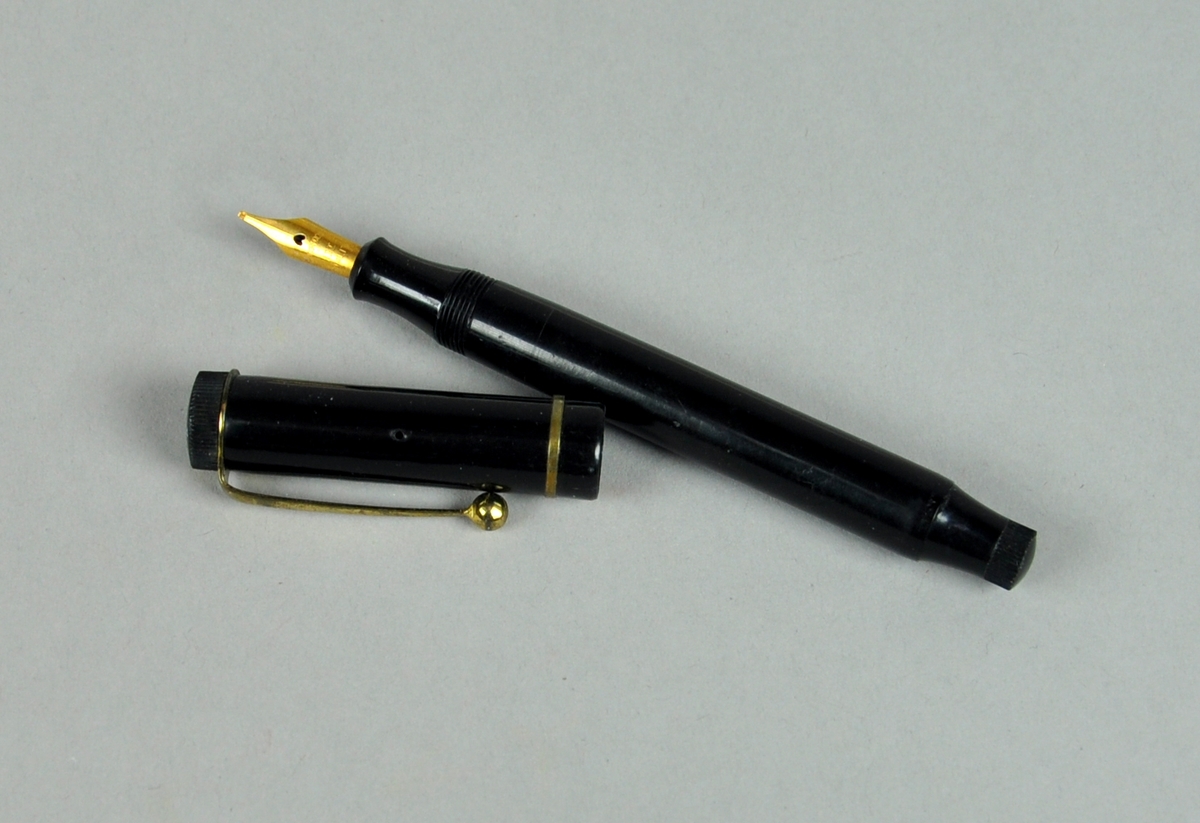 Svart fyllepenn med hylse og pennesplitt. Pennen kan skrus av bakerst, slik at pennen kan fylles opp med blekk. Pennen ligger i en hvit eske, og i esken følger det med en instruksjon for hvordan man fyller pennen med blekk. Instruksjonen er skrevet på engelsk.
