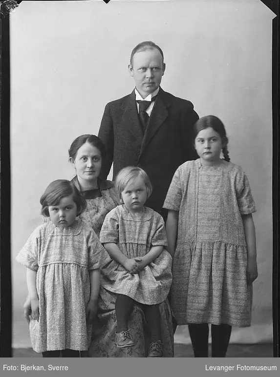Gruppebilde av Familien Sørhøi navn ukjent