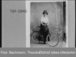 Portrett av kvinne med sykkel. 
Ikke i protokoll.