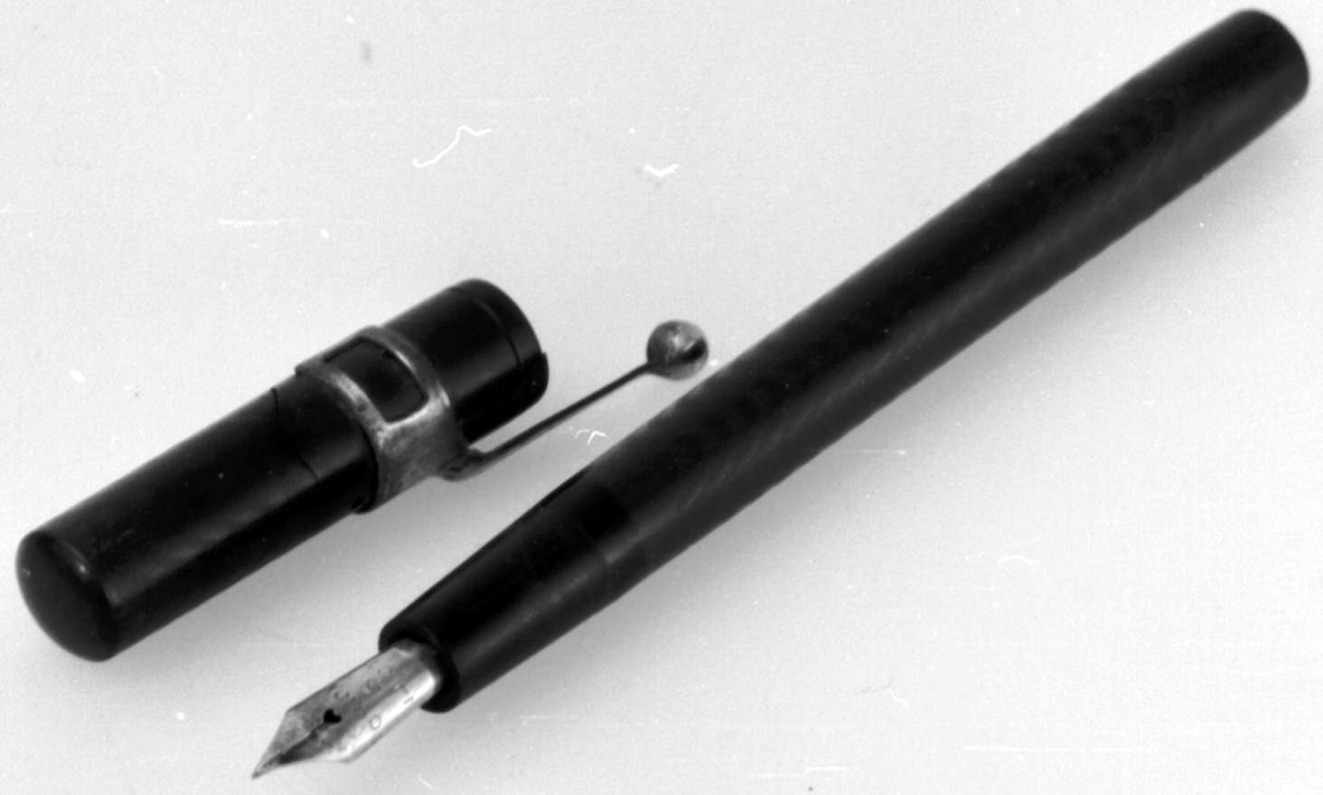 Fyllepenn med hylse og pennesplitt. Pennen ser ut til å være helt tett, og ikke mulig å etterfylle med blekk.