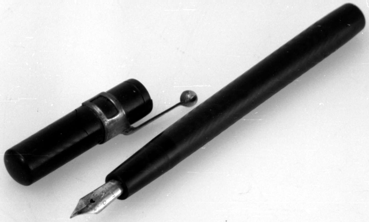 Fyllepenn med hylse og pennesplitt. Pennen ser ut til å være helt tett, og ikke mulig å etterfylle med blekk.