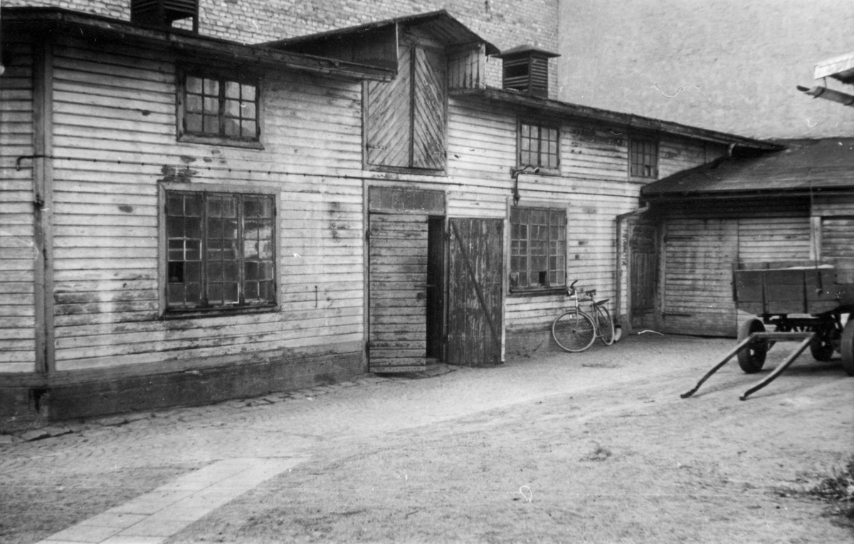Gårdsinteriör från kvarteret Tunnan i Norrköping. Bilden visar gårdens stallbyggnad som var en del av den uthuslänga somuppförts efter ritningar daterade 1911. Förutom stall ihyste längan även, vagnsskjul, vedbodar, tvättstuga, utedass, med mera. Fotografiet är taget i samband med rivningsansökan 1953. Se bifogad ritning för detaljer. Vy mot väster.