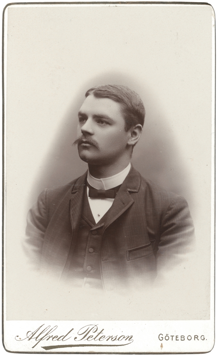 Porträtt av Wilhelm Kessmeier. Glasblåsare vid Reijmyre glasbruk.