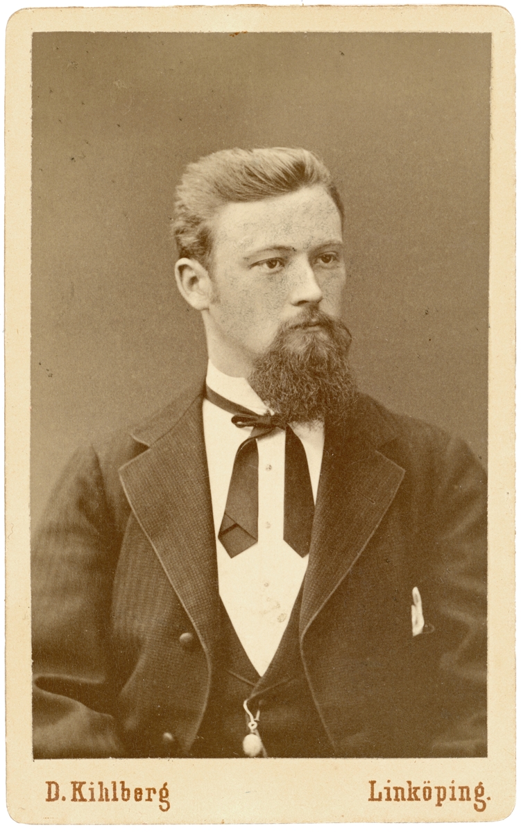 Porträtt av Julius Kessmeier. Glasfabrikör vid Reijmyre glasbruk. Flyttade till Danmark 1881, där han även var född.