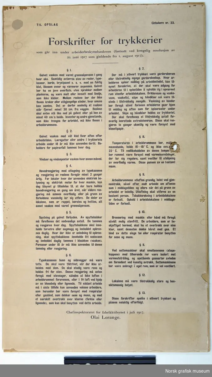 Plakat med "Forskrifter for trykkerier som går inn under arbeiderbeskyttelsesloven (fastsatt ved kongelig resolusjon av 22. juni 1917 som gjeldende fra 1. august 1917).", med ramme.