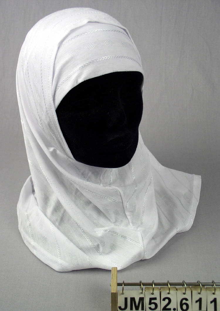 Tvådelad huvudduk, så kallad Hijab, av textil. Duken är vit och dras över huvudet för att dölja håret.