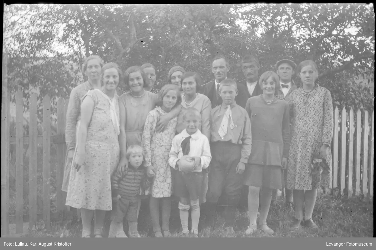 Familia bilde på Sjøbakken Fleskhus, besøk av familien Stedenfeldt.