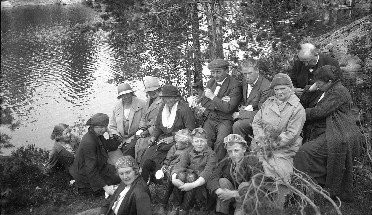 Vesla Strøm, Elisabeth, Hilda, Julie Cecilie (Essemor), Bjarne H.  og Bjarne T. Sundt, Roar Strøm, Peter Sundt, Sofie Edvardsen og Halfdan Sundt tar en pause  i skogen ved et vann.