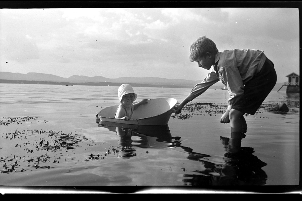 Rolf Sundt Jr. med sin lillebror Lars Peter i balje på sjøen ved Flaskebekk på Nesodden. Fotografert 1931.
