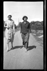 Søstrene Lilly Moestue og Hilda Sundt spaserer på grusvei på