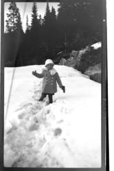 Julius Sundt står i snøen, Villa Knyggen. Fotografert 1918-1