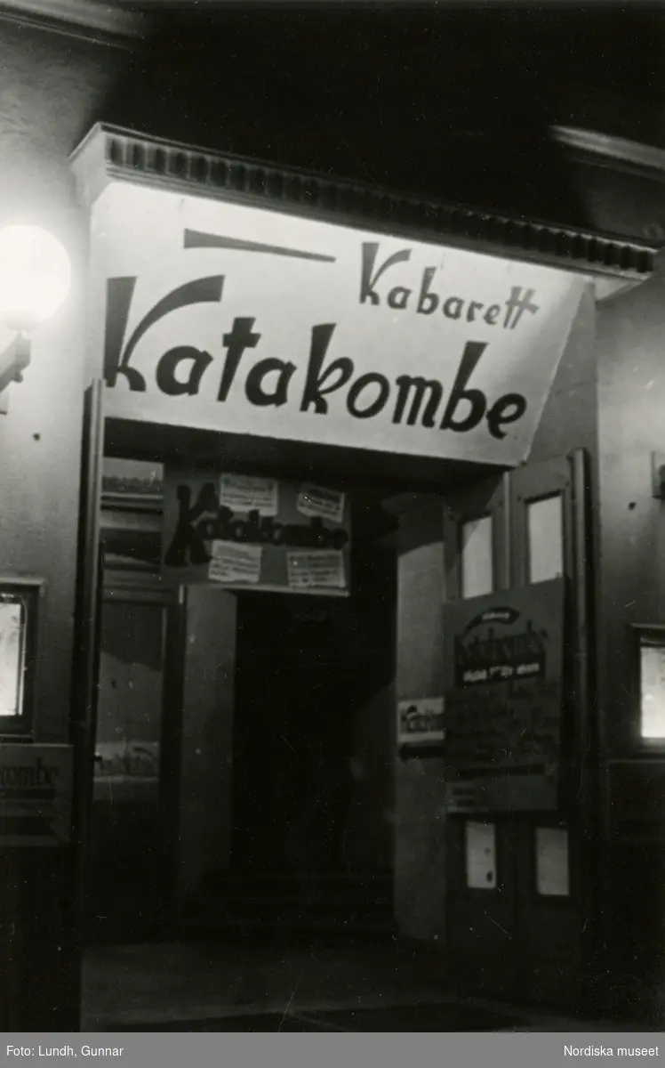 Berlin. Entrén till "Kabarett Katakombe", en politisk-litterär kabaret som senare stängdes av den nationalsocialistiska regimen (1935).