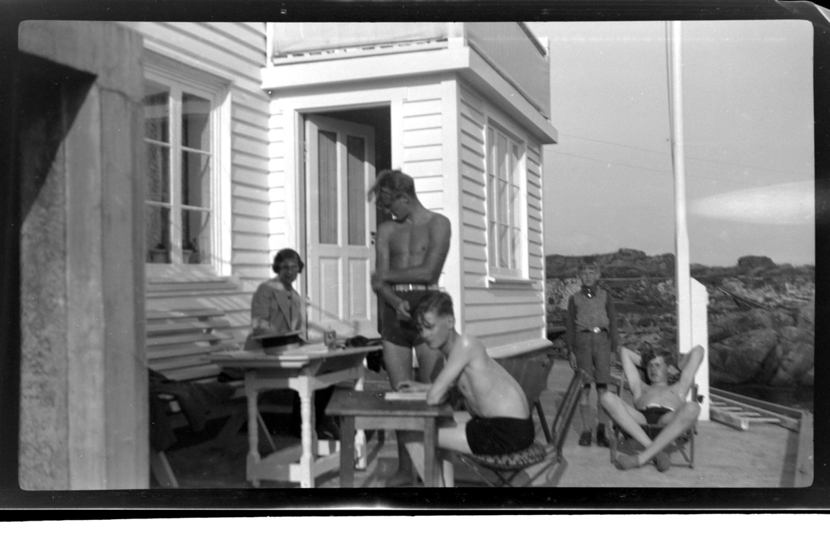 Hilda Sundt, Julius Sundt, Norman Sundt, Lars Peter Sundt og Rolf Sundt jr. utenfor Wilhelmsens Sommerpensjonat, Loshavn. Fotografert 1938.
