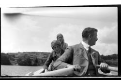 Julius Thaulow Aubert sitter i en robåt sammen med sine døtr