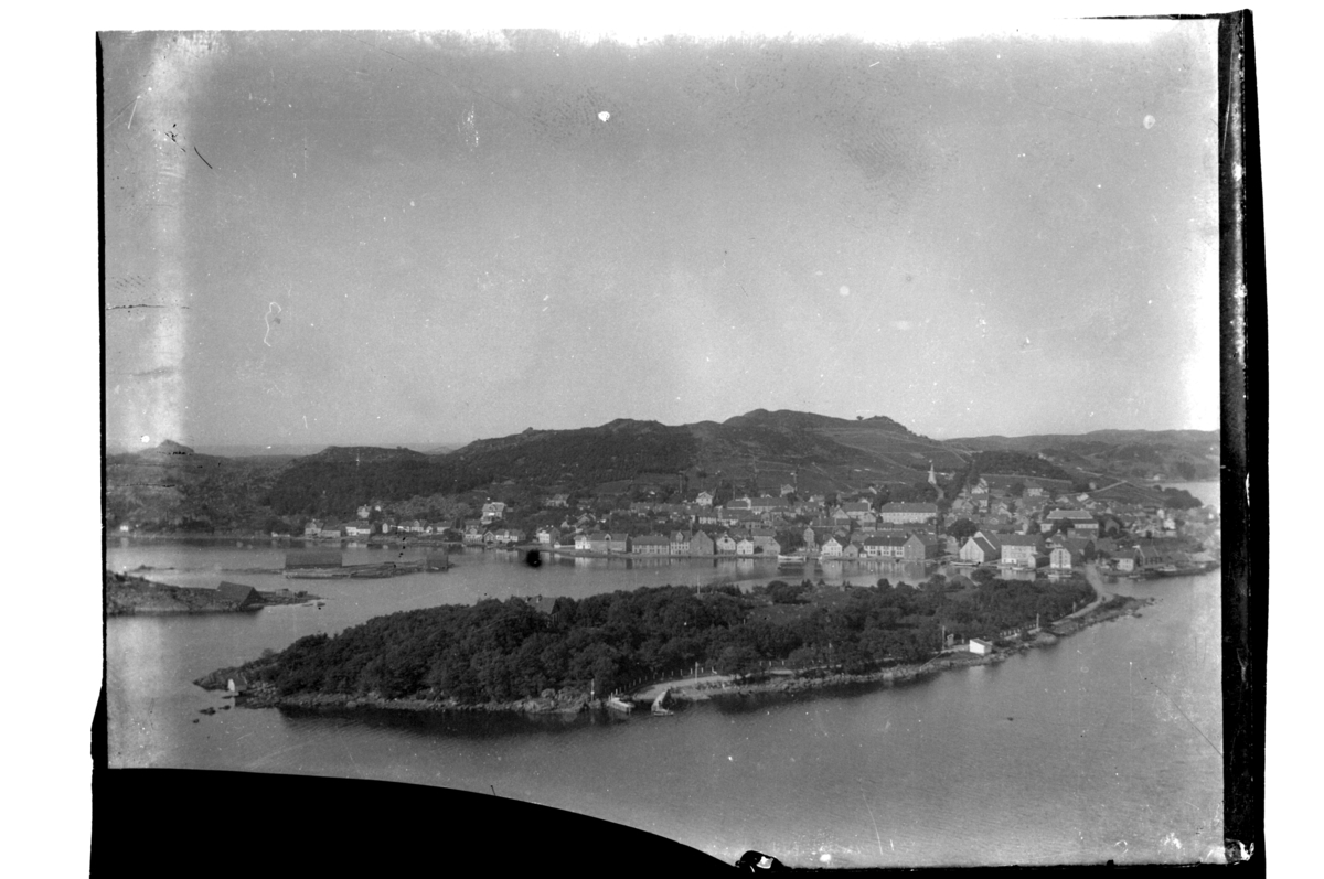Utsikt fra Spind mot Farøy og Farsund før bybrannen. Fotografert 1900.