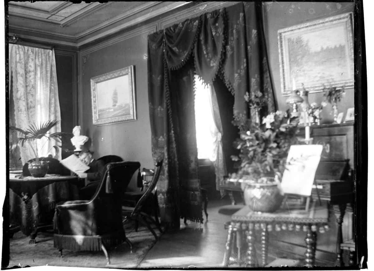 Ant. interiør fra konsul Peter I. Sundts hjem i Kirkegaten 1, Farsund. Fotografert 1903-1904.