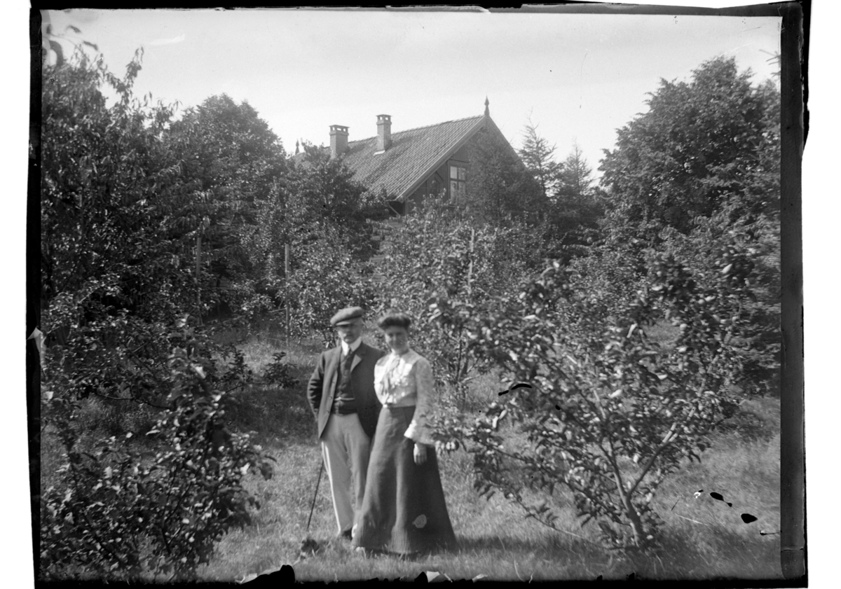 Trygve Sundt står med sin frue Elisabeth i hagen på Farøy. Fotografert 1903-1904.