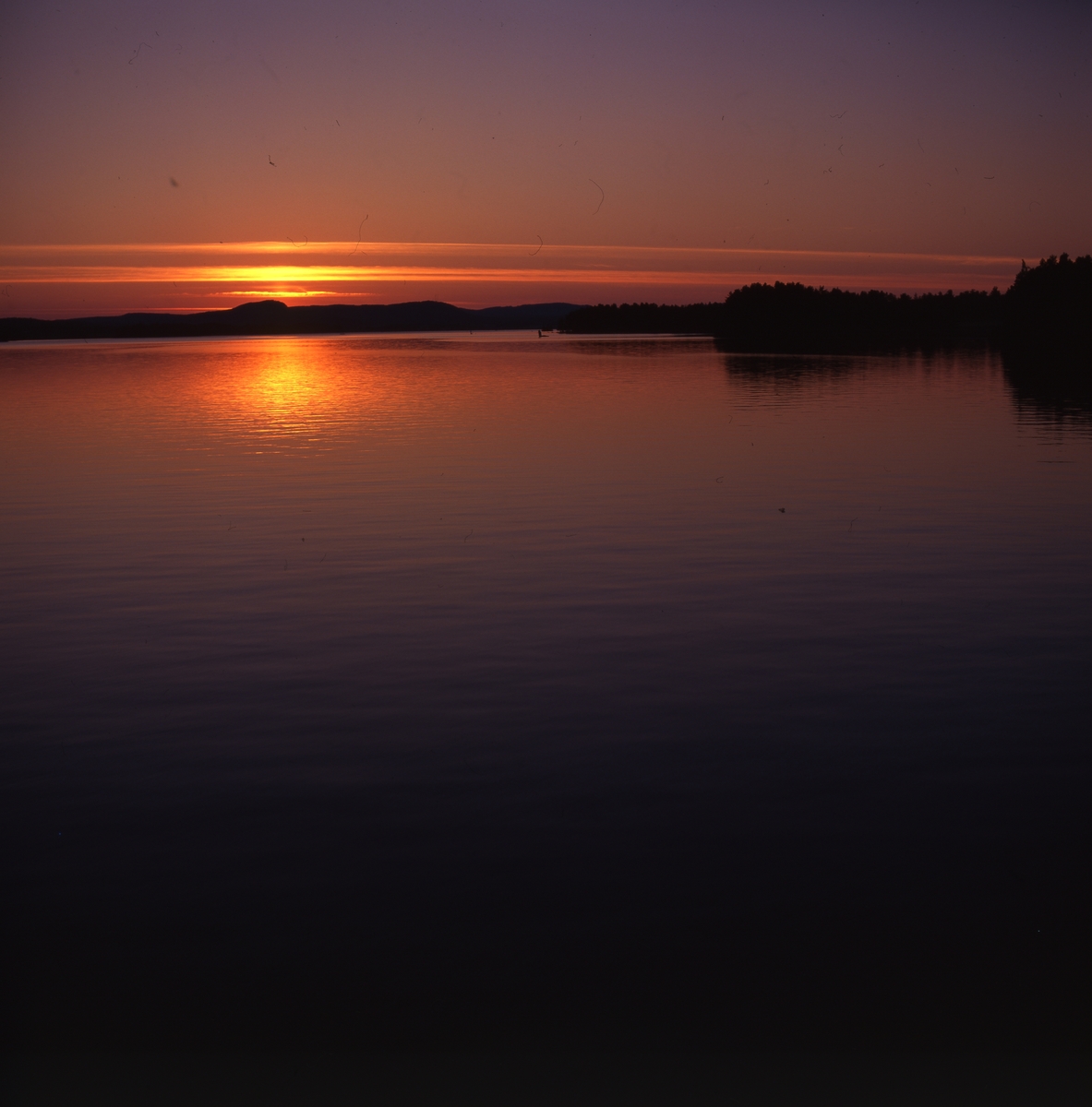 Båttur en kväll med vacker solnedgång över sjön Varpen 6 augusti 1997.