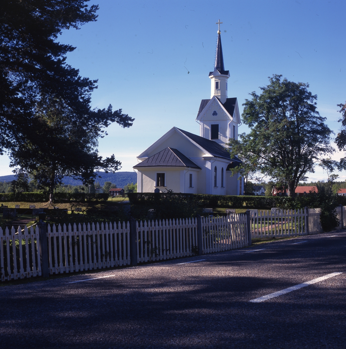 Kårböle kyrka byggd i nyklassicistisk stil i revetarat trä och invigdes 1870, 1996. Den ligger utmed den gamla pilgrimsvägen till Nidaros.