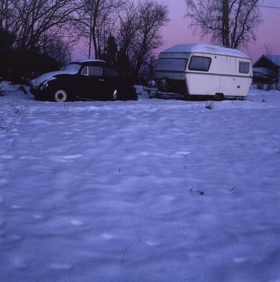 Gammal frostig Volkswagen "bubbla" och husvagn står ute i snön, Bånga 16 januari 2001. De ser lite övergivna ut.