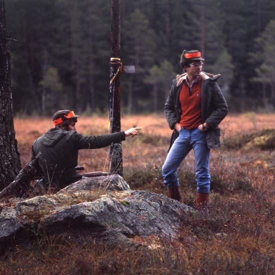 Älgjakt i Arbråskogarna 13 oktober 1980. Två jägare diskuterar.