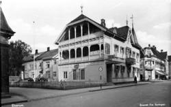 Hotell Central i all sin prakt før bombingen. Foto: Erling Syringen/ Glomdalsmuseets fotoarkiv. (Foto/Photo)