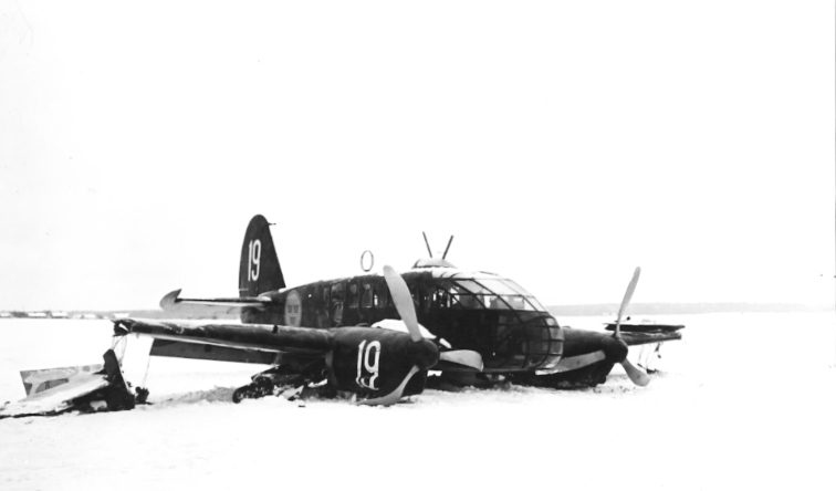 F6 Karlsborg 1943. Flygplan B16 Caproni från F7 kvaddar vid landning. Albumet är en del av en donation från Karl-Axel Hansson, Karlsborg. Förteckning över hela donationen finns i albumet samt som Word-dokument.