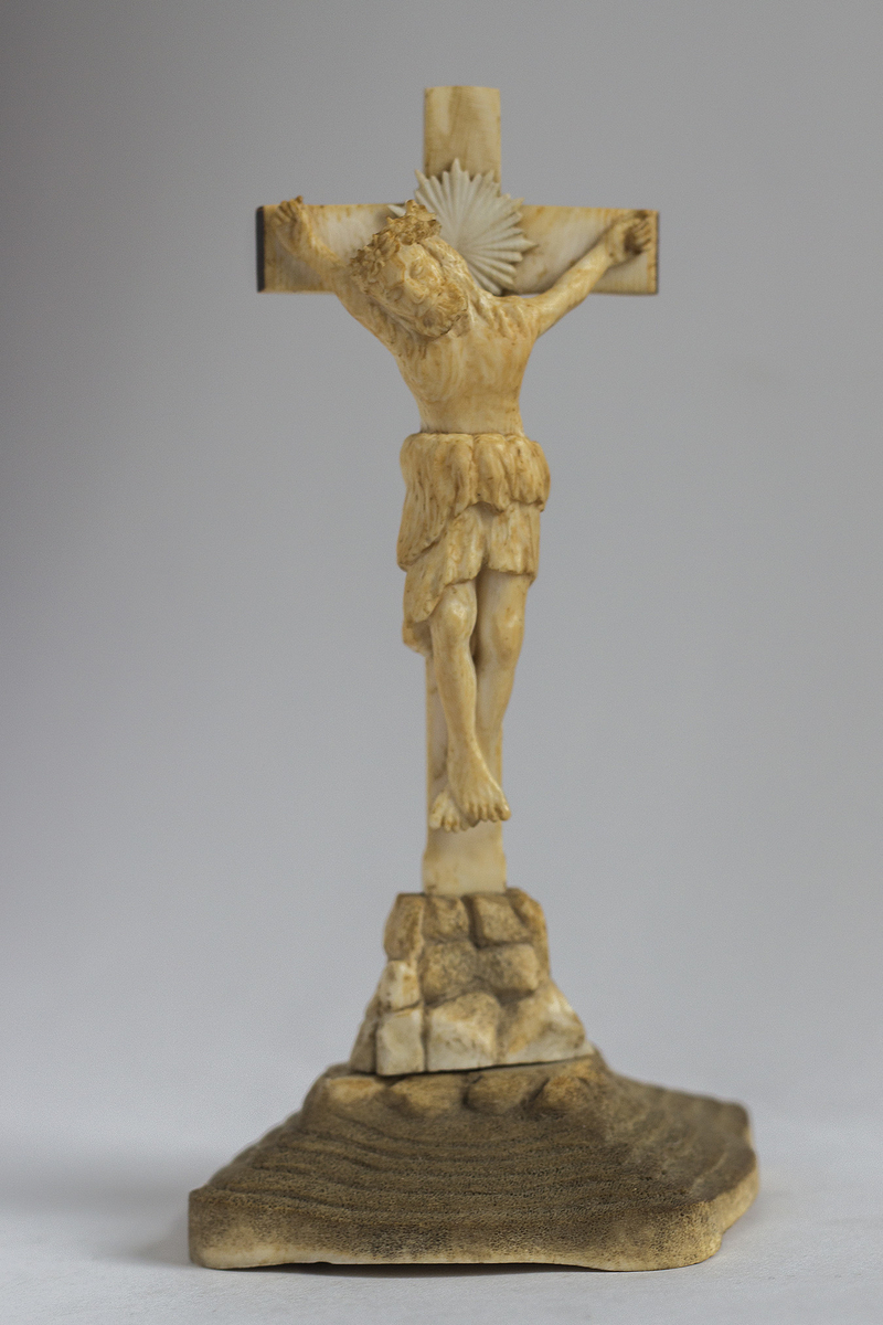 Figur på plint av kristus på korset av bein.