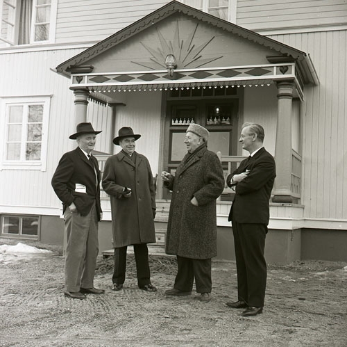Författarträff vid Lassekrog med Albert Viksten, Ivar Oljelund, Ragnar Holmström och K-F Björn den 12 april 1964.