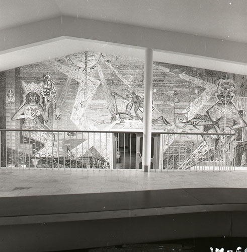 Badhuset i Hudiksvall med en mosaikvägg av Gösta Bohm, 1960.