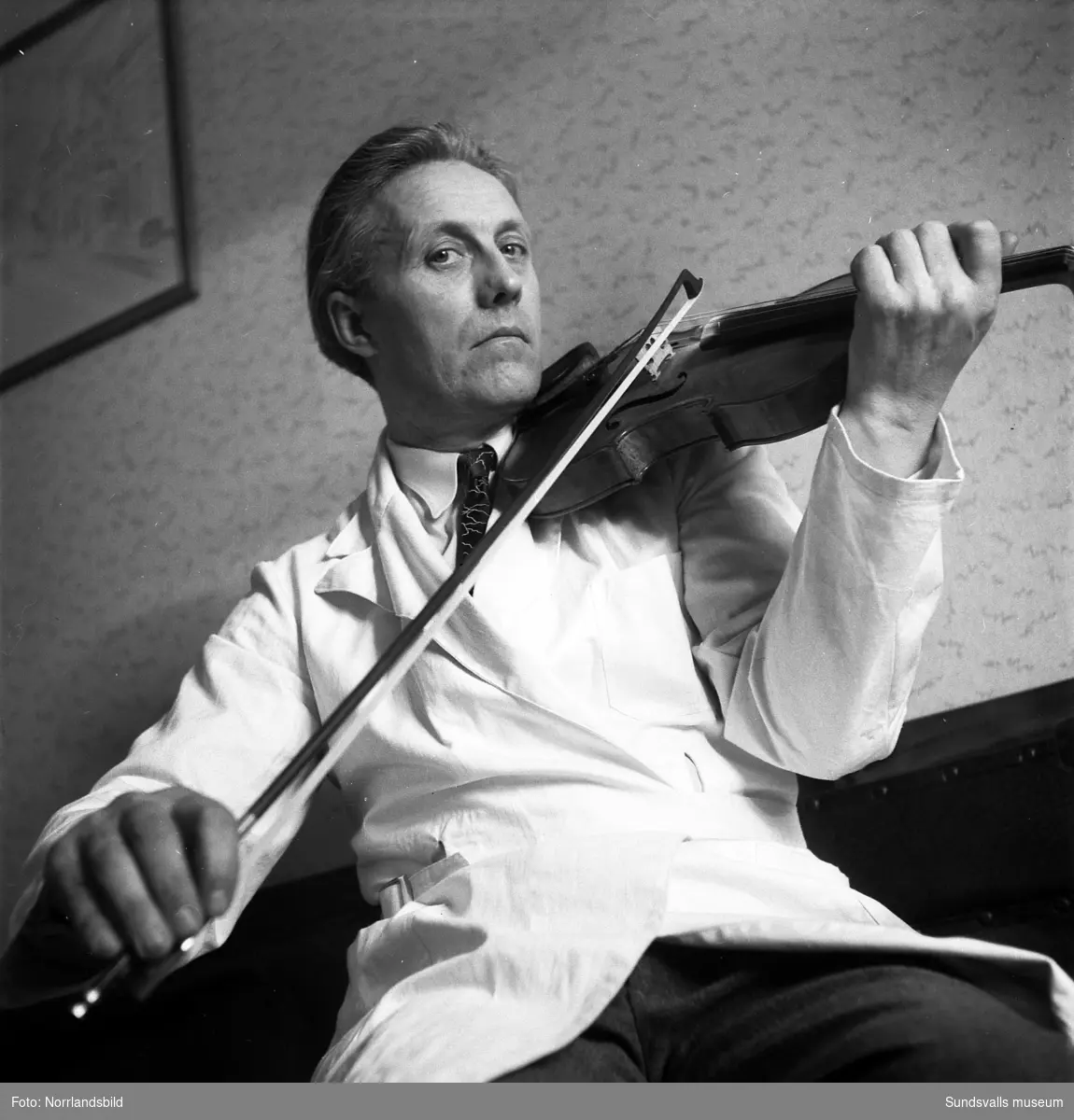 En fiolbyggare med efternamnet Strömstedt, spelar på ett av sina alster.
