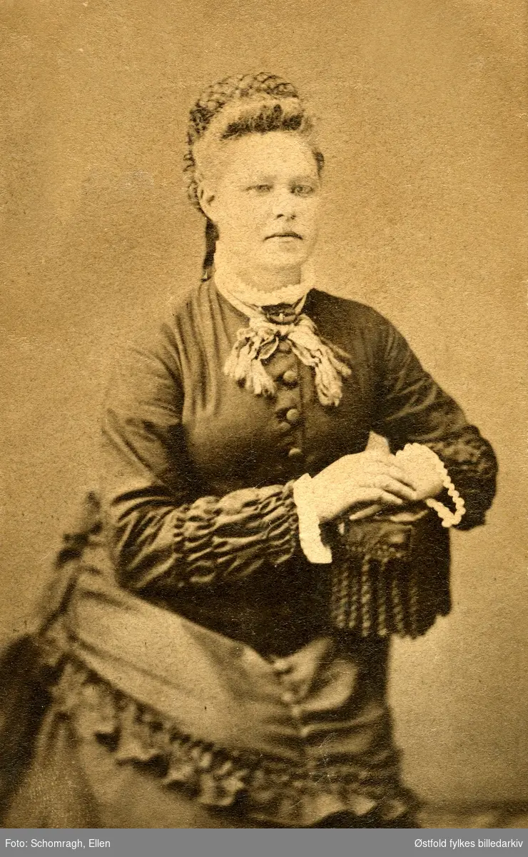 Portrett av ukjent kvinne, visittkort, i atelier, ca. 1868-1872 i Moss.