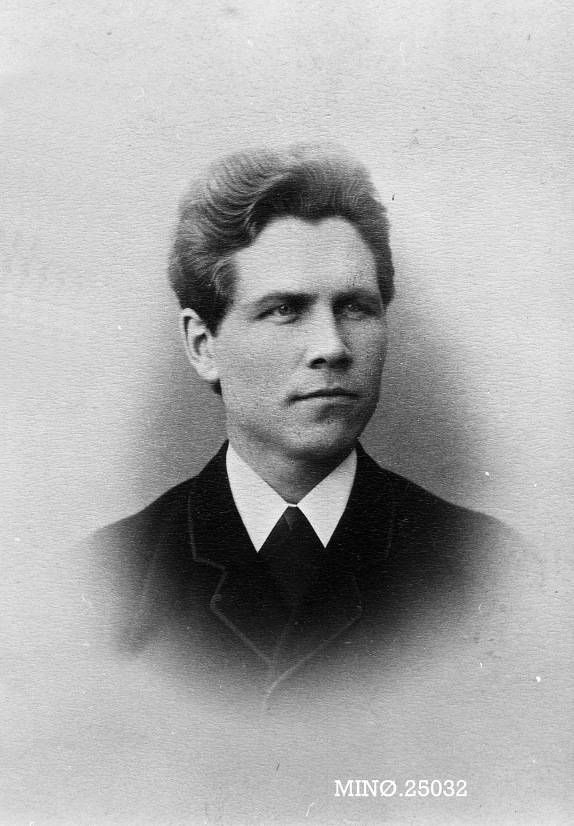 Portrett av ung mann - Gurin Larsson Kveberg. Se også MINØ. 025031. 