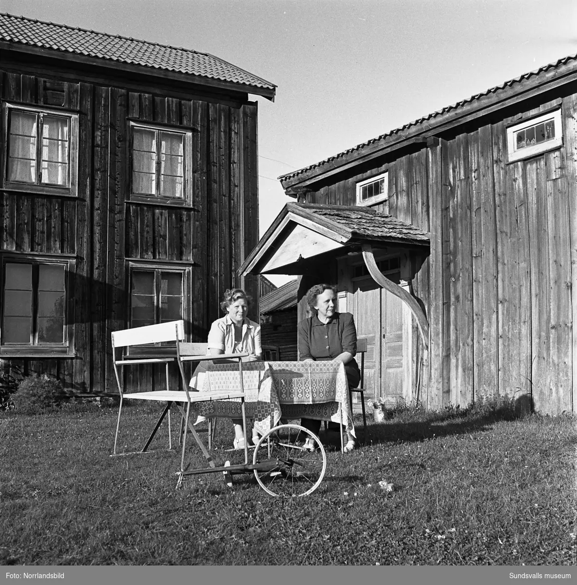 En av de gamla släktgårdarna i Harv som senare (1963) blev lågornas rov då nästan hela Harvs by brann. Petter Nilsson (bild 5 och 6) sköter om gården.