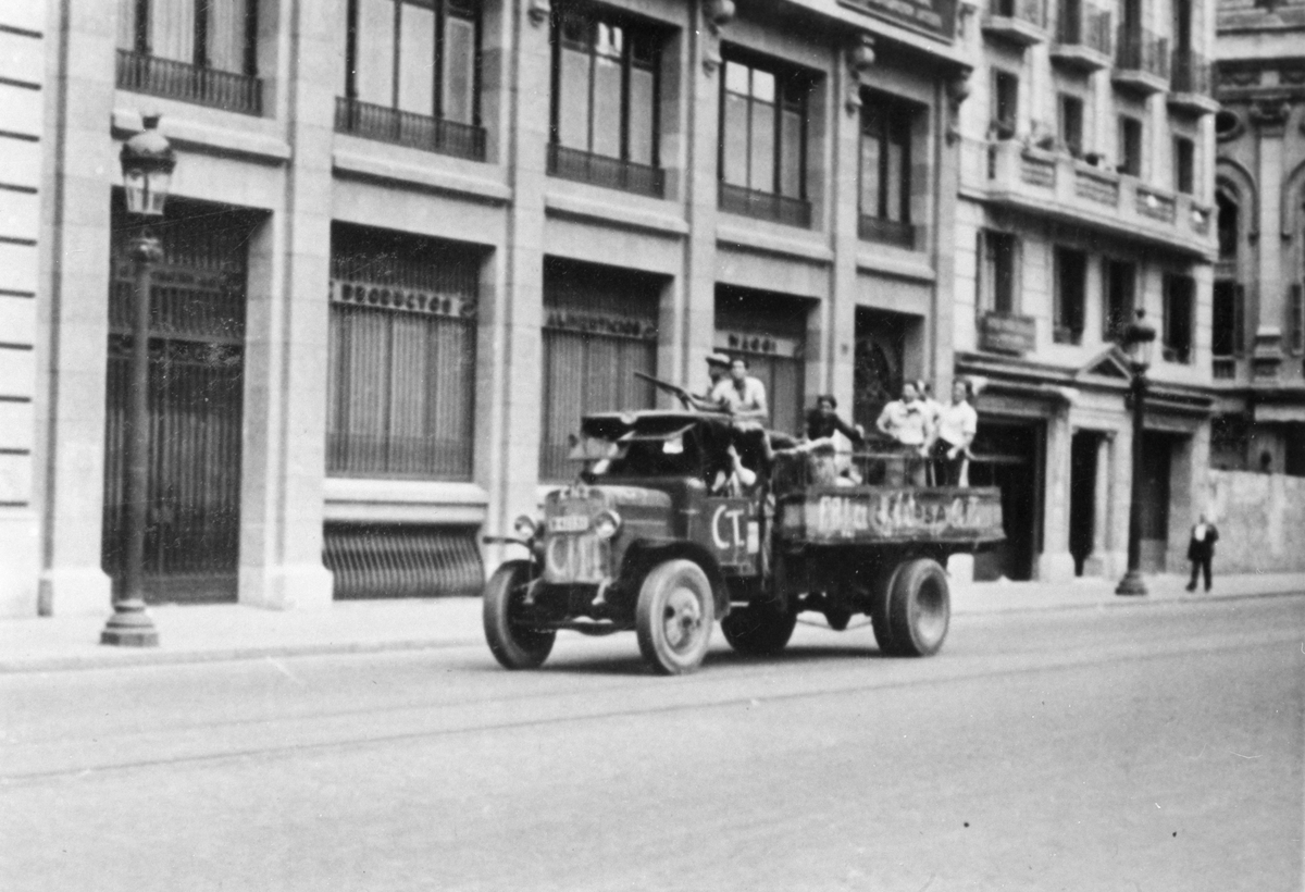 Militsen med våpen på lastebil i Barcelona i 1936