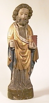 Stående apostel, klädd i mantel i guld med blå innersida och vit livklädnad. Bok i vänstra handen, attributet i högra handen förlorat. Polykromi jämförelsevis välbevarad.