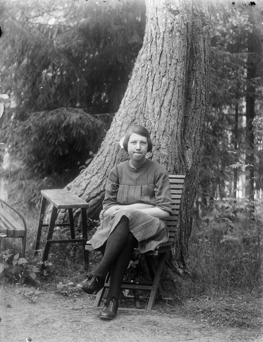 "Fröken Stenlunds jungfru sitter i parken", Göksbo, Altuna socken, Uppland 1923