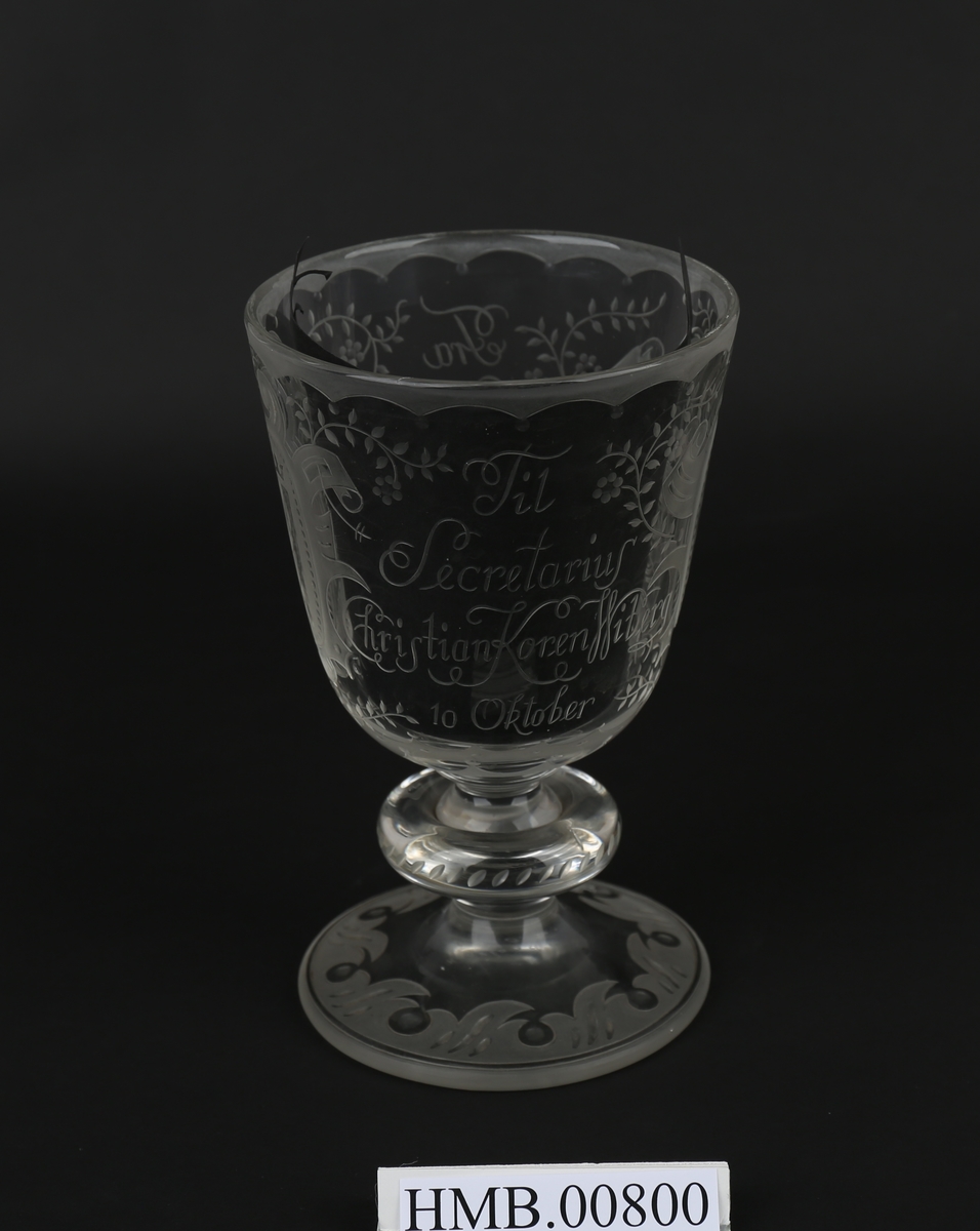 Pokal i glass gitt til daværende direktør ved Det Hanseatiske museum, Christian Koren Wiberg.