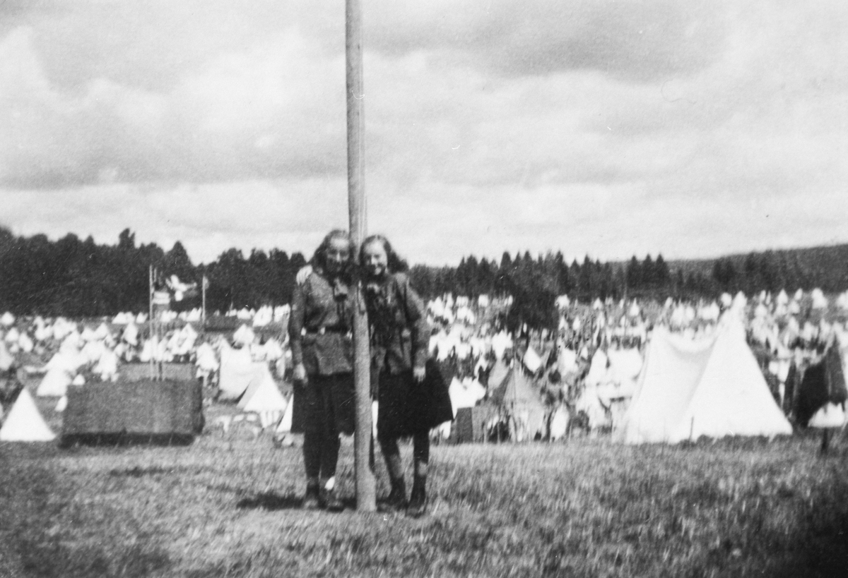 Glade jenter på landsleir 1948 i Eidskog. "De hvite telters by".