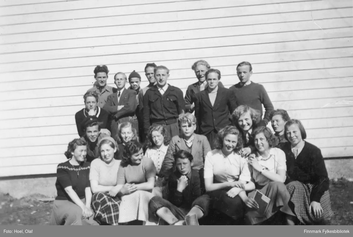 Gruppebilde av "Kjell´s klasse" (Kjell Hoel, sønnen til Olaf Hoel), første klassetrinn i Finnmark off. Gymnas i Alta våren 1951. Kjell Hoel er ikke med på bildet.

Forreste rekke fra venstre: Elsa Berg (Øksfjord, Loppa), Grete Rasmussen (Gamvik), Åse Kummeneje (Talvik), Ole K Sara (Kautokeino), Hildur Holmen (Talvik), Inger Nilsen (Øksfjord), Inger Johansen (Burfjord, Kvænangen).
2. rekke fra venstre: Jens Sevald Bredal-Hansen (Talvik), Arna Bjørnes (Alta), Gerd Irene (Lilla) Olsen (Kautokeino), Ivar Noodt (Porsanger), Aud Eriksen (Gamvik), Sigurd Mortensen (Kvalsund).
3. rekke fra venstre: Terje Olsen (Kautokeino), Olaf I Andersen (Ingøy), Ulf Thomassen (Talvik kommune), Kjell Ottem (Alta), Arne Biedilæ (Skallelv, Vadsø), Karl Norman Berg (Isnestoften), Talvik. Albert Larsen (Hasvik) og Per Anton Sætrum (Kistrand, Porsanger). Bakerst til venstre er klassestyrer Kjell Tveit (Voss).

Olaf Hoel (1903-1970) var den første rektoren ved fylkets første gymnas Finnmark off. Gymnas i Alta i årene 1948-1952. Kjell F. Hoel har gitt en liten bildesamling etter sin far fra hans tid i Alta til Finnmark fylkesbibliotek. Olaf Hoel gjorde en pionerinnsats for skolen under gjenreisningen av landsdelen etter krigen.