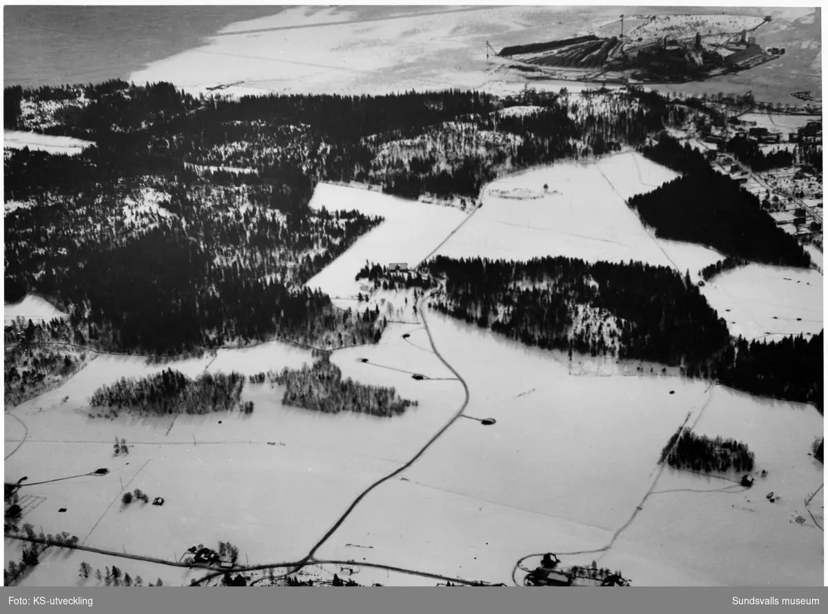 Vy över Korsta och Ortvikens pappersbruk norrifrån. Nere till höger "Enboms" Korstabergsvägen 4. Taget från norr.